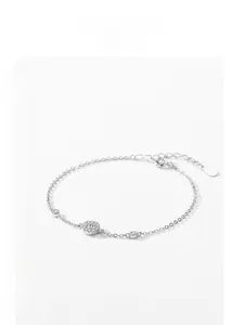 Détail du bracelet en argent S925 avec breloque ronde pavée et fermoir mousqueton réglable