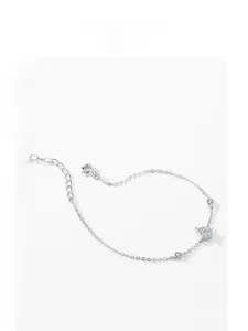 Detailansicht eines S925 Silber-Herzarmbandes mit glänzenden Mikro-Pavé-Diamanten