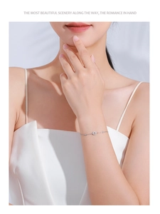 Nahaufnahme des minimalistischen Armbands aus S925 Sterlingsilber mit Hexagon-Diamant-Anhänger