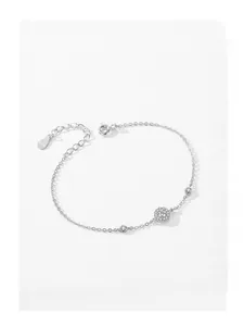 Détail macro du bracelet en argent S925 avec pendentif rond en zircone et poinçon de qualité