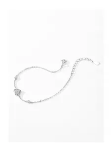 Dettaglio del bracciale a cuore in argento S925 con pavé di zirconi e catena regolabile