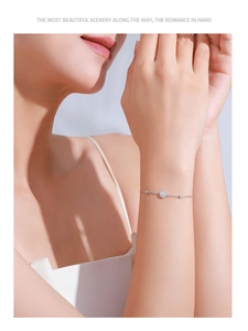 Détail macro du bracelet en argent S925 avec pendentif rond pavé de cristaux brillants