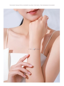 Dettaglio ravvicinato di un bracciale in argento sterling con cuore in micro-pave