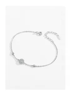 Detailansicht des Armbands aus S925 Sterlingsilber mit geometrischen Diamantkreisen