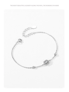 Makroaufnahme von S925 Sterlingsilber-Armband mit rechteckigem Stein und Pavé-Kristallen