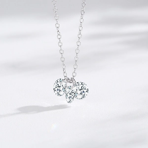 Sparkling S925 sterling silver necklace with three brilliant round-cut zirconia stones