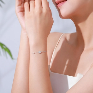 Bracelet élégant en argent S925 avec pendentif rond pavé de zircons brillants et fins