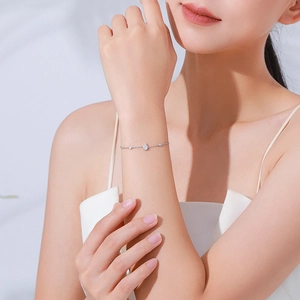 Minimalistisches S925 Silberarmband mit Tropfendiamant an einer feinen O-Kette