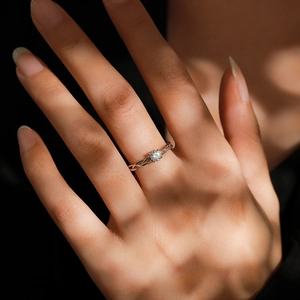 Sparkling S925 sterling silver twisted rope ring with a brilliant round solitaire diamond