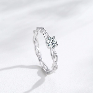 S925 sterling silver twist ring with a sparkling round solitaire in four-prong setting
