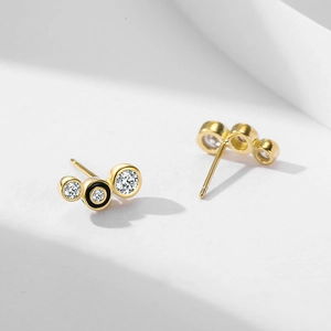Orecchini a perno minimalisti in argento S925 con smalto nero e zirconi per donne