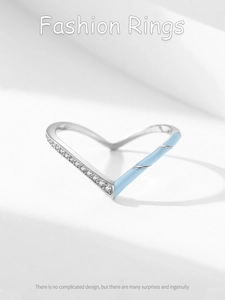 Détail d'une bague en argent S925 en forme de V avec émail bleu et cristaux pavés