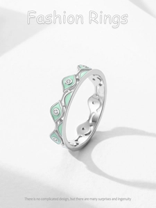 Détail d'une bague en argent S925 avec émail vert menthe et pavé de faux diamants
