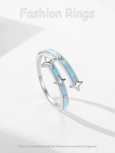 Makroaufnahme des S925 Silberrings mit blauen Emaille-Sternen und S925-Stempelmerkmal