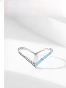 Détail macro de la bague en argent S925 en forme de V avec émail bleu et pavé de diamants