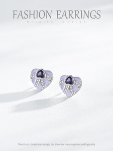 Détails macro des boucles d'oreilles cœur en argent S925 avec émail violet et cristaux