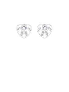 Détail macro de boucles d'oreilles cœur en argent S925 avec zircon violet et cristaux