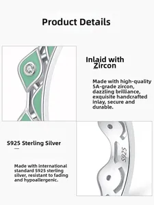 Vue macro détaillée de la bague en argent 925 avec émail vert et zircons 5A de qualité