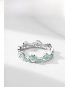 Détail de la bague couronne en argent avec émail vert menthe et zircons brillants