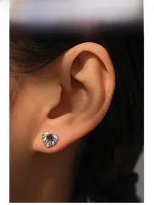 Gros plan de boucles d'oreilles cœur en argent S925 avec pierre violette et émail rose