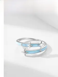 Detailansicht des S925 Sternenrings mit hellblauer Emaille und offenem Wickeldesign