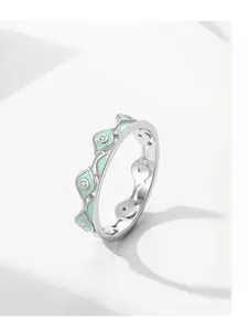 Vue macro détaillée de la bague en argent S925 avec émail vert menthe et pierres serties