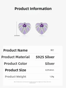 Vue détaillée des boucles d'oreilles cœur en argent S925 avec émail violet et taille