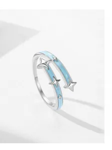 Nahaufnahme des S925 Sterlingsilber-Rings mit blauer Emaille und Stern-Element-Details