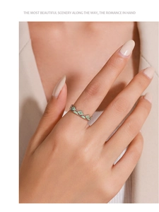 Gros plan d'une bague en argent S925 avec émail vert clair et diamants pavés sur modèle