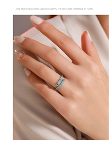 Nahaufnahme der zweischichtigen S925 Silberring mit blauem Emaille und Sternen