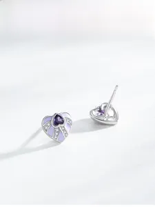 Détail des boucles d'oreilles cœur en argent S925 avec émail violet et zircons