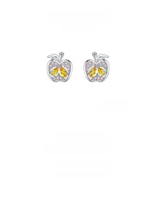 Vue détaillée des boucles d'oreilles pomme en argent S925 avec cristaux roses et gemmes
