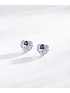 Gros plan sur boucles d'oreilles cœur en émail violet avec zircons étincelants