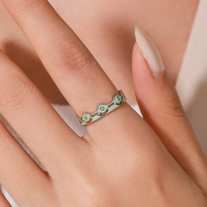 Bague oeil maléfique en argent 925 avec émail vert et zircons pavés sur le doigt