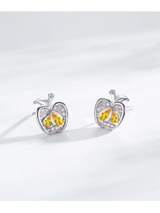 Détail de boucles d'oreilles pomme en argent S925 avec pierres jaunes et cristaux