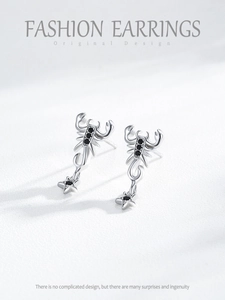 Gros plan détaillé des boucles d'oreilles scorpion en argent S925 et zircons noirs