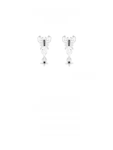 Détail de boucles d'oreilles scorpion en argent S925 avec zircon noir micro-serti