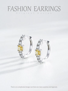 Vue macro détaillée de boucles d'oreilles en argent S925 avec zircons carrés de couleur jaune