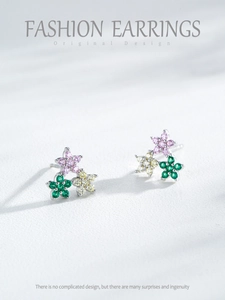 Gros plan détaillé des boucles d'oreilles fleurs en argent 925 avec zircons multicolores