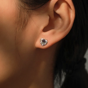Boucles d'oreilles cœur en argent S925 avec émail violet et cristaux sur modèle