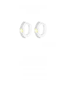 Détail de boucles d'oreilles créoles S925 en argent avec pierre jaune carrée et petits diamants