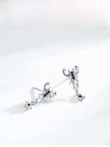 Détail de boucles d'oreilles scorpion en argent S925 avec zircon noir et étoile