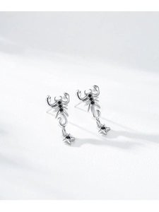 Vue détaillée des boucles d'oreilles scorpion en argent S925 avec zircons noirs et étoiles