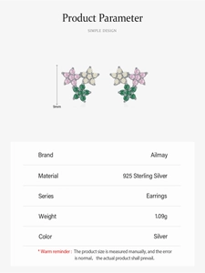 Vue détaillée des boucles d'oreilles en argent S925 avec trois fleurs en zircon