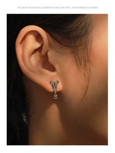 Détail du clou d'oreille scorpion en argent S925 avec zircon noir et pendentif étoile