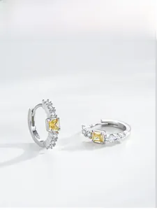 Détail de créoles en argent 925 avec zircon jaune carré et pierres d'accompagnement