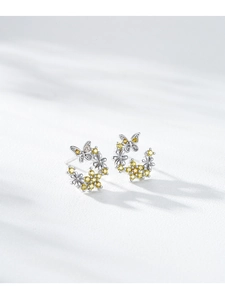 Détail de boucles d'oreilles papillon et fleur en argent S925 avec zircons jaunes