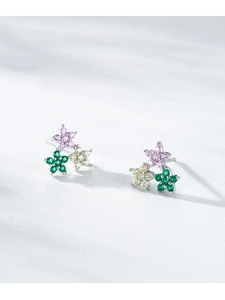 Détail de boucles d'oreilles S925 en argent avec étoiles en zircone rose et verte