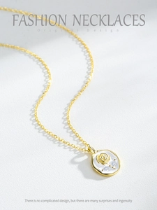 Détail du collier en argent 925 doré avec rose en émail blanc et pierres zircons
