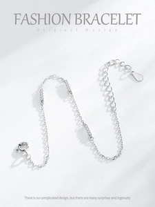 Vue détaillée de la chaîne en argent sterling S925 avec des accents de barres de zircon